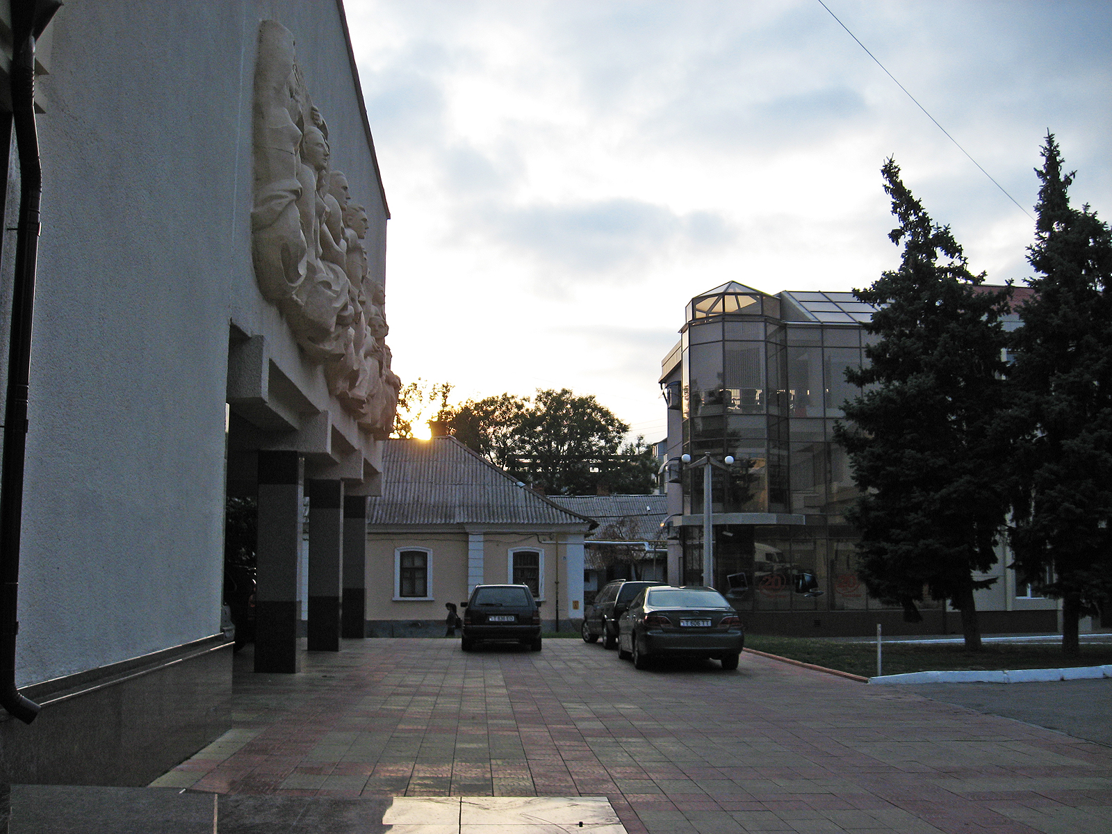 вдоль Дворца республики